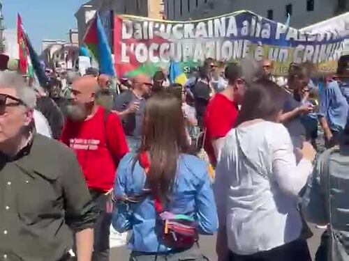 Il momento in cui Milano ricorda ancora di essere stata "liberata"