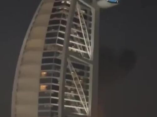 Le fiamme nell'iconico hotel "a vela" di Dubai dopo l'attacco iraniano