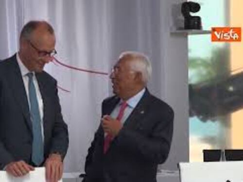 "Ma quanto sei alto?", Meloni scherza con l'Emiro del Qatar al Thani al G7