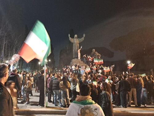 A Roma gli iraniani festeggiano la morte di Khamenei e gli attacchi Usa-Israele al regime