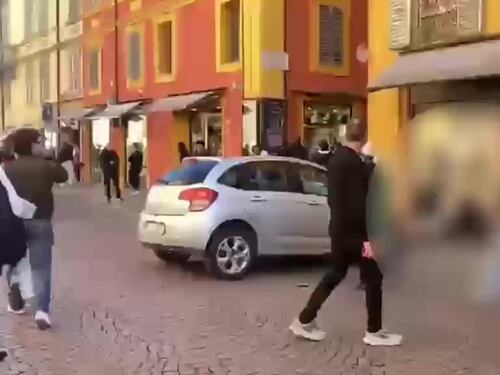Modena, il video dei feriti a terra sull'asfalto