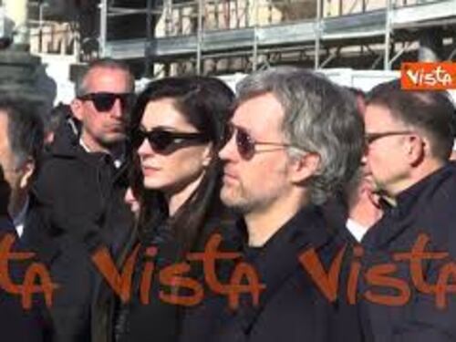 Anne Hathaway e il marito Adam Shulman ai funerali di Valentino a Roma