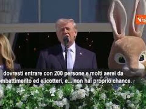 Trump parla di guerra in Iran col coniglio pasquale a fianco: Siamo una grande potenza militare
