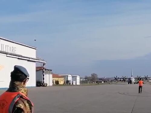 Crans-Montana, l'arrivo dell'aereo a Linate