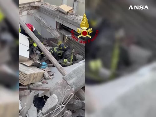 Crolla palazzina dopo un'esplosione, i soccorritori scavano sotto le macerie - VIDEO