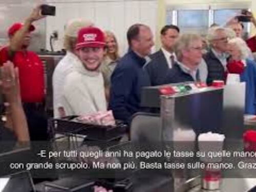 Trump visita un fast food a Rome (Georgia): "Basta tasse sulla mance"