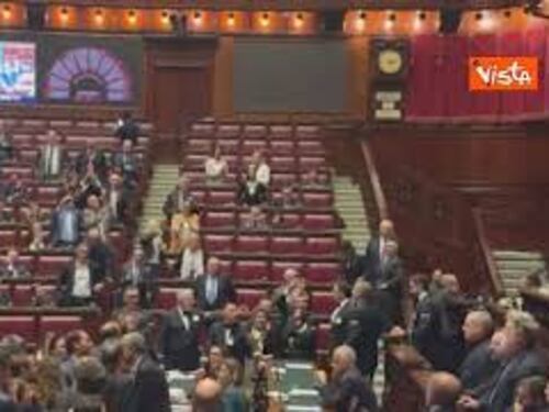 Bagarre alla Camera, opposizione occupa i banchi del Governo, Scotto viene espulso