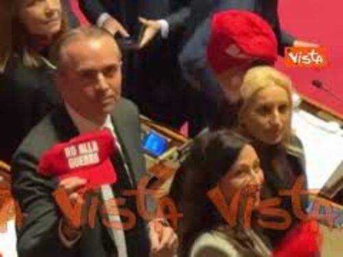 "No alla guerra", protesta M5s al Senato con cappellini in stile "Maga" come Donald Trump