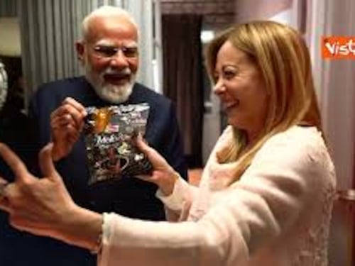 Modi porta a Meloni le caramelle ‘Melody’ in regalo e Giorgia fa il selfie