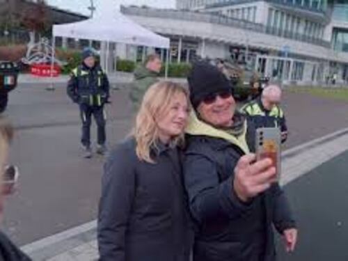 La premier Meloni incontra militari e Carabinieri impegnati alla stazione di Rogoredo a Milano