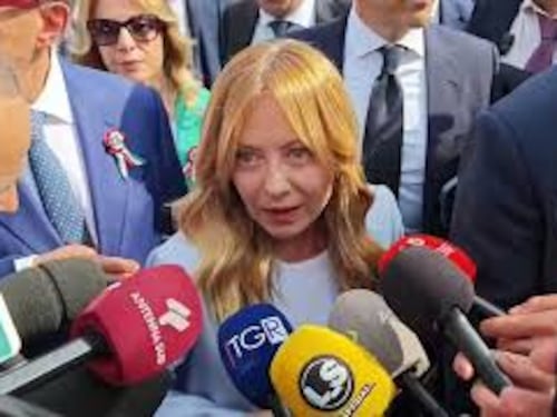 2 giugno, Meloni scherza con i giornalisti: Non vi fate male