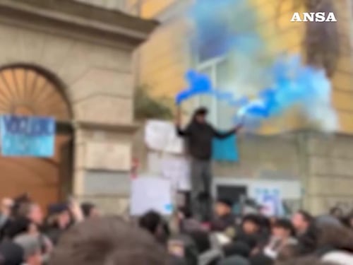 La Spezia, tensione all'ingresso dell'istituto di Aba