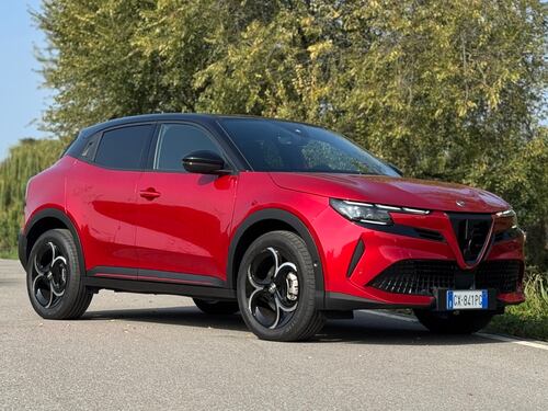 Alfa Romeo Junior Q4: il video in pillole del suv ibrido e a trazione integrale
