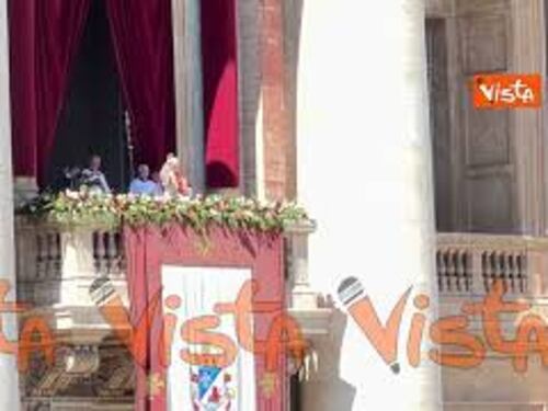 Leone XIV benedice i fedeli dal balcone di San Pietro e rientra in basilica dopo l'Urbi et Orbi