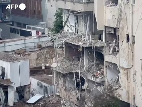 Tel Aviv, missile iraniano colpisce un edificio: le immagini