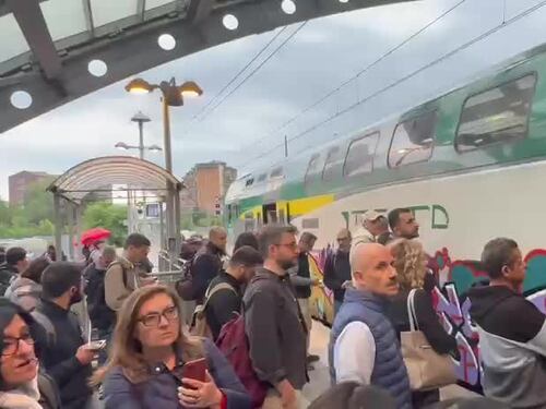 Sciopero treni, caos a Milano: passeggeri bloccati e carrozze prese d’assalto