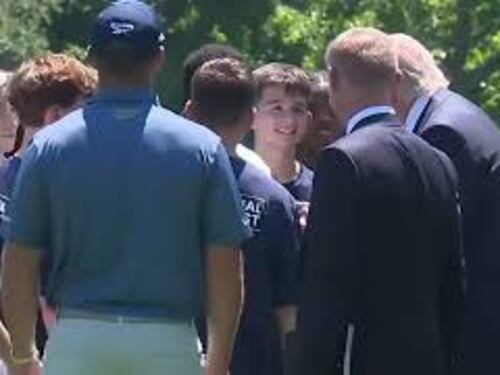 Trump insegna la 'Trump Dance' a un gruppo di ragazzi alla Casa Bianca