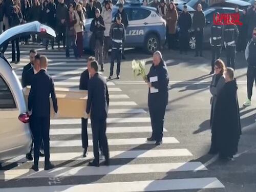 Crans Montana, a Roma i funerali di Riccardo Minghetti: l'arrivo della salma in chiesa
