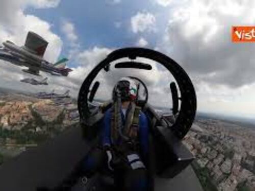 Frecce Tricolori sorvolano Roma per la Festa della Repubblica, il video dalla cabina di pilotaggio