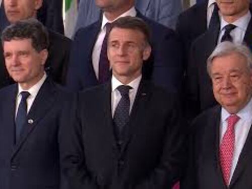 Foto di gruppo a Bruxelles al Consiglio Europeo, Meloni tra Merz e Kaja Kallas
