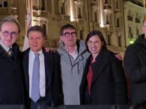L'abbraccio sul palco tra Schlein, Conte, Fratoianni e Bonelli durante festa vittoria No