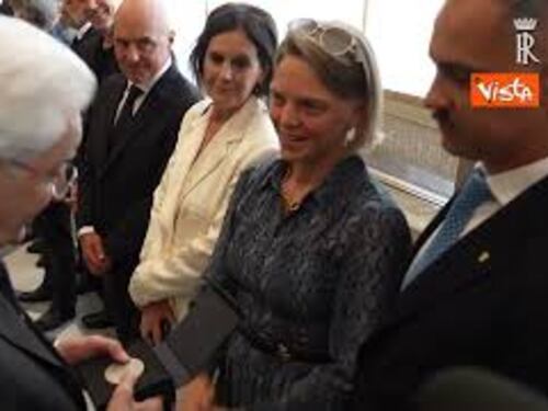 Arianna Fontana regala una medaglia olimpica a Mattarella al Quirinale per il 2 Giugno