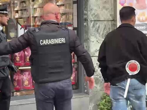 Napoli, rapinatori assaltano una banca: liberati 25 ostaggi