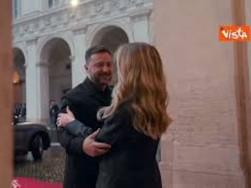 L'abbraccio tra Meloni e Zelensky all'arrivo del Presidente ucraino a Palazzo Chigi