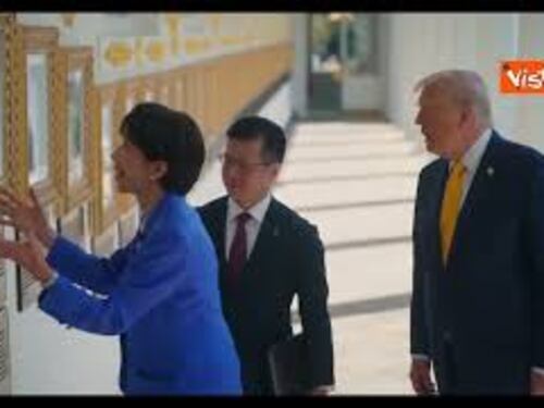 Takaichi ride vedendo foto Autopen al posto di Biden nella Galleria dei Presidenti alla Casa Bianca