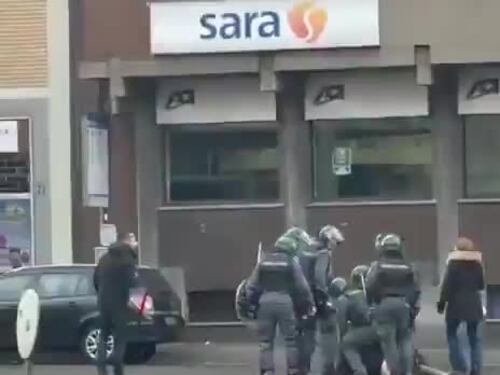 I tifosi di Como e Bologna vengono a contatto dopo il lancio di bottiglie di vetro: l'intervento provvidenziale della polizia