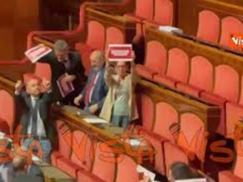 Dl sicurezza, opposizioni con cartelli in Aula Senato, 'Con Governo Meloni zero sicurezza'