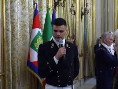 Mattarella riceve in dono un inclinometro a bolla all'incontro con la Marina Militare al Quirinale