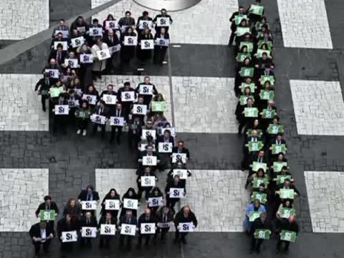 FdI-Ecr, a Strasburgo un flashmob a sostegno del SÌ al referendum