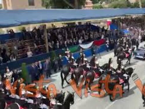 Mattarella va via a termine della Parata, sale sulla Lancia Flaminia e saluta con la mano