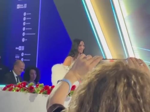 Sanremo, l'arrivo di Irina Shayk in conferenza stampa