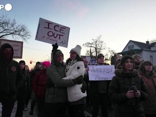 Minneapolis, cittadini in strada dopo l'uccisione di Renee Nicole Good