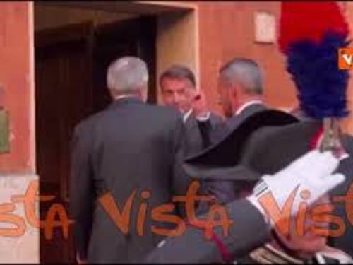 Macron lancia baci alla folla entrando nella sede di Sant'Egidio a Roma