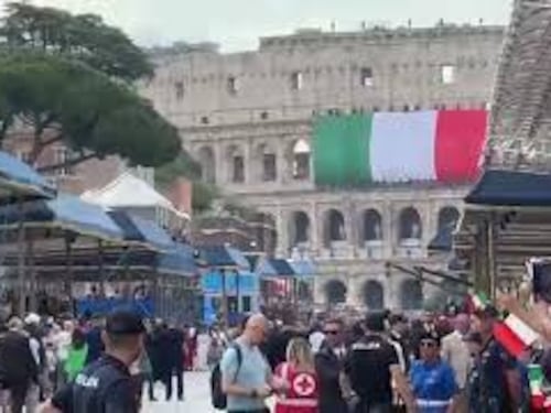 Vigili del Fuoco srotolano gigantesca bandiera dell'Italia per la Festa del 2 giugno