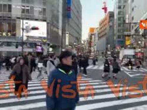 All'incrocio di Shibuya a Tokyo, il più trafficato al mondo, scatta il verde la corsa per il selfie