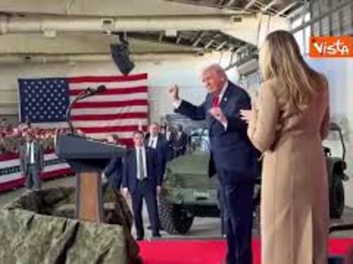 Trump balla la Trump dance sulle note di Ymca a Fort Bragg (North Carolina)
