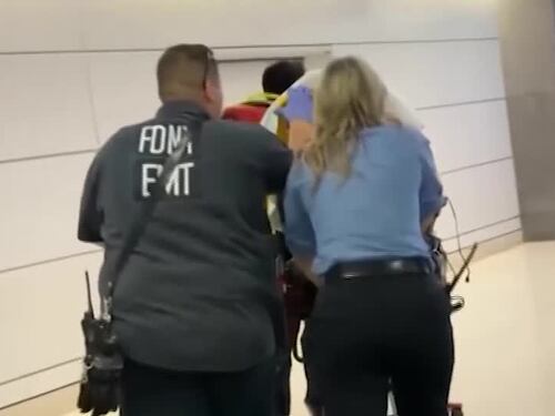 New York, persone accoltellate a Penn Station: l'intervento dei paramedici dopo l'attacco