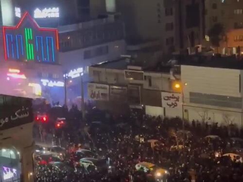 Folla in strada a Teheran contro il regime dell'Ayatollah