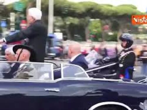 Festa della Repubblica, Mattarella e Crosetto a bordo della storica Lancia Flaminia