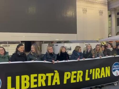 Iran, in piazza a Milano le donne di Fdi: "Per la libertà e contro le dittature teocratiche"