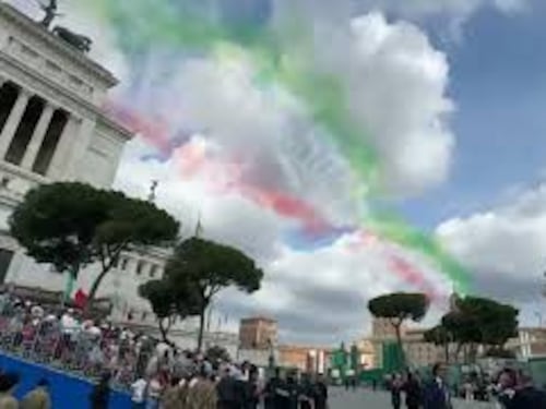 Frecce Tricolori sorvolano l'Altare della Patria e i Fori Imperiali per la Festa della Repubblica