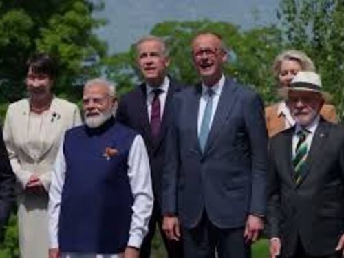 Meloni e Modi scherzano tra i leader del G7: Siamo la coppia più famosa del mondo