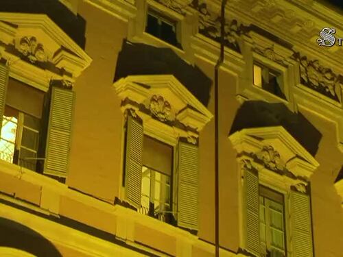 La facciata di Palazzo Madama illuminata di giallo per il Giorno della Memoria 2026
