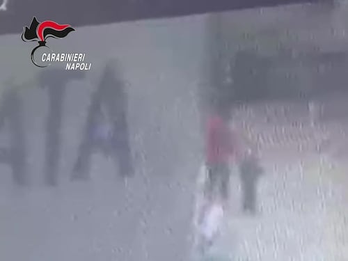 "Questo non è tuo figlio, dammelo". Le immagini choc del tentato rapimento a Napoli