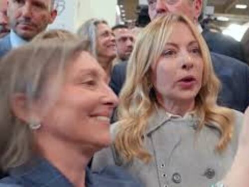 Bagno di folla, brindisi e selfie, la visita della premier Meloni al Vinitaly