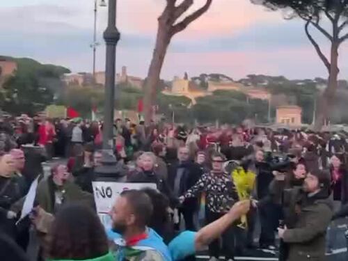 Roma, le transfemministe di Non una di meno cacciano le iraniane che volevano ricordare le donne uccise dal regime